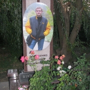 Фото памятника с цветным портретом в полный рост. Размер овала на памятнике - 100 х 65 х 3 см. Цена мужского портрета в овале - 18 тыс. грн.