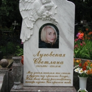 На фото памятник девушке на кладбище. Памятник девушке с цветным портретом.