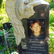 Памятник с цветным портретом в стекле. Фото на кладбище в Киеве.