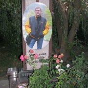 Фото памятника с цветным портретом в полный рост. Размер овала на памятнике - 100 х 65 х 3 см. Цена мужского портрета в овале - 18 тыс. грн.