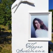 Фото женского памятника с цветным портретом. Высота 1.8 м.