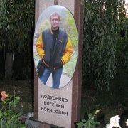 На фото памятник с цветным портретом. Стоимость цветного портрета в овале - 18 тыс. грн.