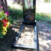 Памятник с цветной фотографией женщины. Размеры портрета на памятник: 30 х 50 см., цена цветного портрета - 4 тыс. грн.