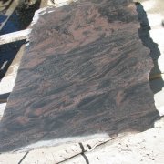 Изготовление памятника из индийского гранита Аврора; фото блока Аврора на производстве в Киеве. Цена гранита Аврора - доступна.