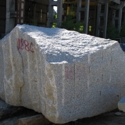 Продажа блоков из природного камня на складе в Киеве.