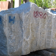 Размеры блока серого гранита, фото на складе: 190 х 170 х 150 см.