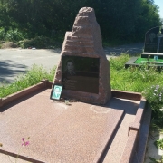 Памятник из красного камня. Производство памятников из красного камня в Киеве. Стоимость памятника из красного камня - доступная.