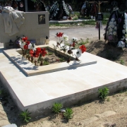 Памятник из природного камня. Размер памятника из камня - 150 х 100 х 30 см. Цена памятника из камня - доступна.