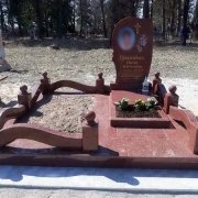 Фото памятника из природного камня. Высота памятника из камня - 180 см.