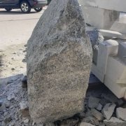 Размер валуна для памятника: 85 х 70 х 45 см. Фото на производстве в Киеве.