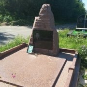 Памятник из красного камня. Производство памятников из красного камня в Киеве. Стоимость памятника из красного камня - доступная.