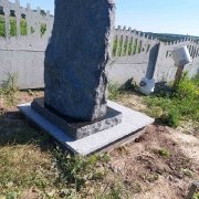 Памятник из валуна, фото на могилу.