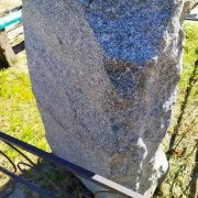Памятник из природного камня. Высота памятника из камня -  120 см.