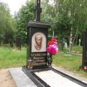 Современные памятники со скульптурой. Современный бронзовый барельеф на памятнике.