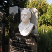 Современный памятник со скульптурой. Современный мраморный барельеф на памятнике.