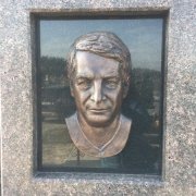 Изготовление современных памятников со скульптурой. Бронзовый барельеф на памятнике.