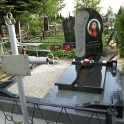 Современный памятник со скульптурой девушке. На фото стильный современный памятник девушке.