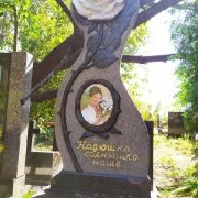 Женский современный памятник со скульптурой на колумбарии Киевского Крематория.