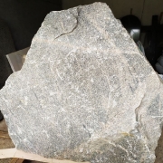 Памятник скала из гранитной глыбы, высота 130 см.