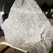 Размеры гранитной глыбы: 130 х 150 х 60 см.