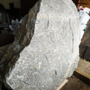 Гранитная глыба для памятника, толщина 60 см.