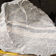 Размеры валуна из гранита: 125 х 140 х 60 см.