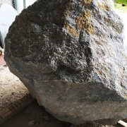 Природный валун из гранита; оборотная сторона, фото.