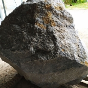Скала из природного гранита; оборотная сторона, фото.