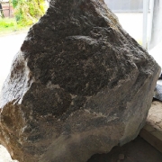 Размеры гранитного валуна: 130 х 150 х 60 см.