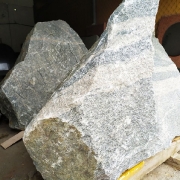 Размеры гранитной скалы: 125 х 140 х 60 см.