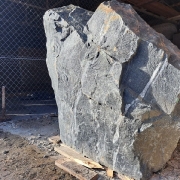 Глыба из гранита для памятника, толщина 50 см.