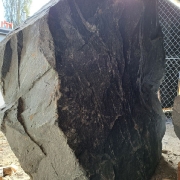 Размеры гранитной глыбы: 145х140х50 см.