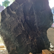 Памятник из гранитной глыбы, ширина 140 см.