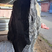 Гранитная глыба для изготовления памятника, высота 145 см.