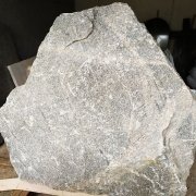 Памятник скала из гранитной глыбы, высота 130 см.