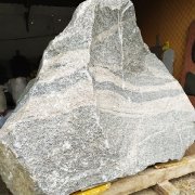Размеры гранитной глыбы: 125 х 140 х 60 см.