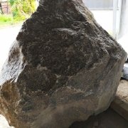 Размеры гранитного валуна: 130 х 150 х 60 см.