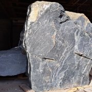 Гранитная глыба для изготовления памятника, фото.