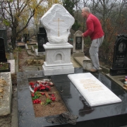 На фото авторский памятник в форме креста. Эксклюзивный крест на кладбище из мрамора с надгробной плитой, фото после установки памятника.