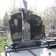 На фото памятник с резным крестом. Размеры памятника с крестом - согласно проекта. Цена памятника с крестом, соответствует разработанному 3д проекту ритуального комплекса.