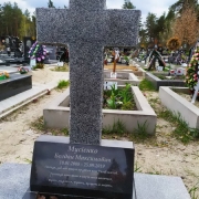 Фото памятника с крестом. Производство крестов из гранита в Киеве.