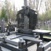 На фото памятник с резным крестом на кладбище. Заказать ритуальный комплекс с крестом, вы можете в офисе ЧП Прядко в Киеве, по адресу: ул. Мукачевская, 5а.