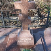 Гранитный крест на кладбище.  Памятник с крестом на могилу, фото сразу после установки. Изготовление ритуальных крестов из мрамора и гранита в Киеве с гарантией.