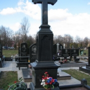 На фото мемориальный крест на городском кладбище Берковцы в Киеве. Элитный крест из чёрного гранита на могиле достойного человека.