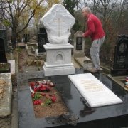 На фото авторский памятник в форме креста. Эксклюзивный крест на кладбище из мрамора с надгробной плитой, фото после установки памятника.