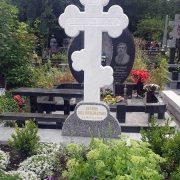 Крест на могиле фото. Высота мраморного креста - 1,5 м.