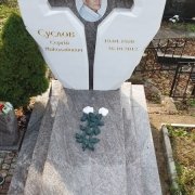 Памятник из мрамора. Высота памятника- по утверждённому проекту.