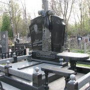 На фото памятник с резным крестом на кладбище. Заказать ритуальный комплекс с крестом, вы можете в офисе ЧП Прядко в Киеве, по адресу: ул. Мукачевская, 5а.