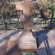 Гранитный крест на кладбище.  Памятник с крестом на могилу, фото сразу после установки. Изготовление ритуальных крестов из мрамора и гранита в Киеве с гарантией.