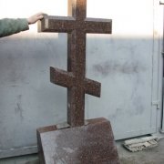 Крест из гранита, фото. Памятник с крестом: размер 110 х 60 см., сечение бруса креста:13 х 10 см. Тумба в форме баяна под крест, размер: 60 х 40 х 30 см. Цена памятника с крестом 12 тыс. грн.